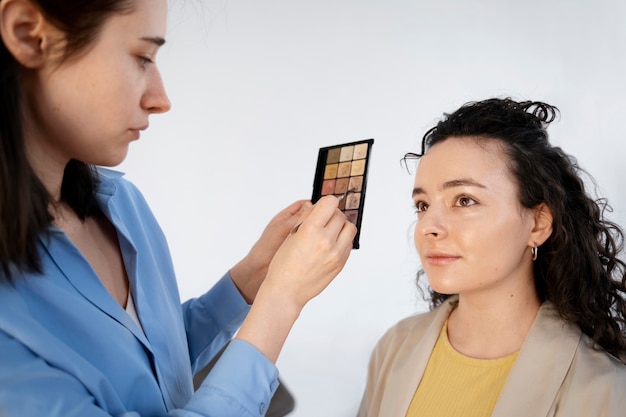 Maquilladora preparando modelo para sesión de fotos