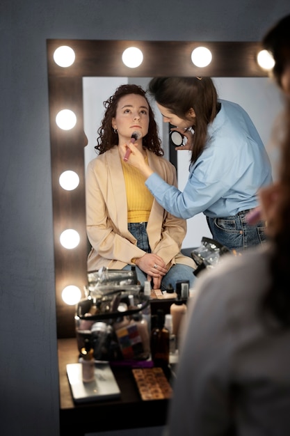 Maquilladora preparando modelo para sesión de fotos