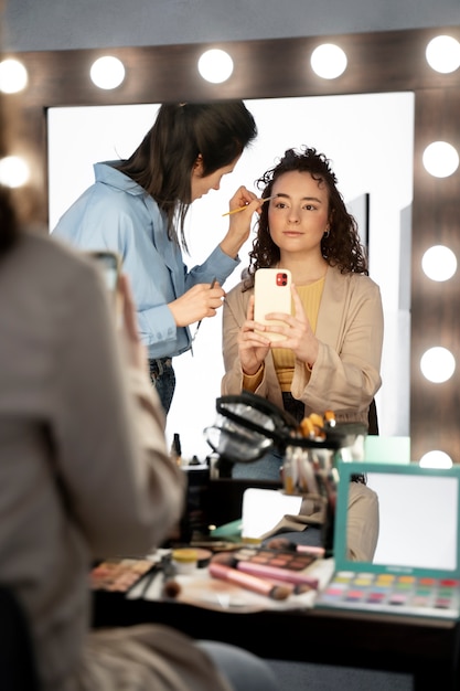 Maquilladora preparando modelo para sesión de fotos