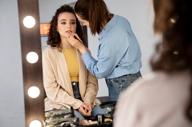 Maquilladora preparando modelo para sesión de fotos