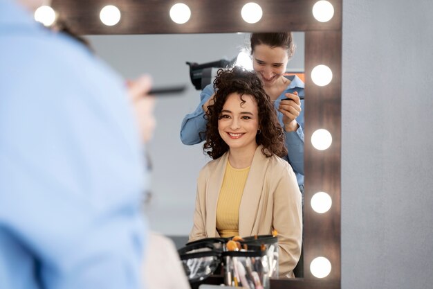 Maquilladora preparando modelo para sesión de fotos