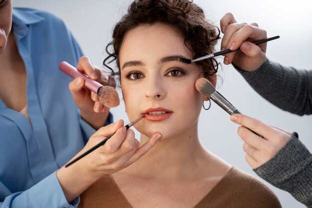 Maquilladora preparando modelo para sesión de fotos