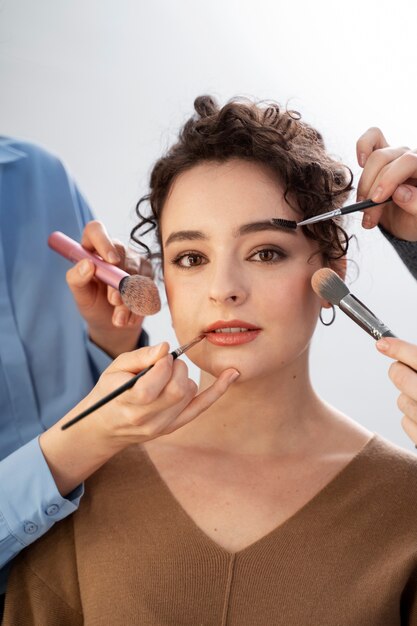 Maquilladora preparando modelo para sesión de fotos