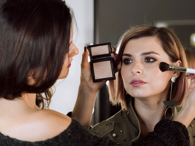 Maquilladora profesional trabajando en estudio