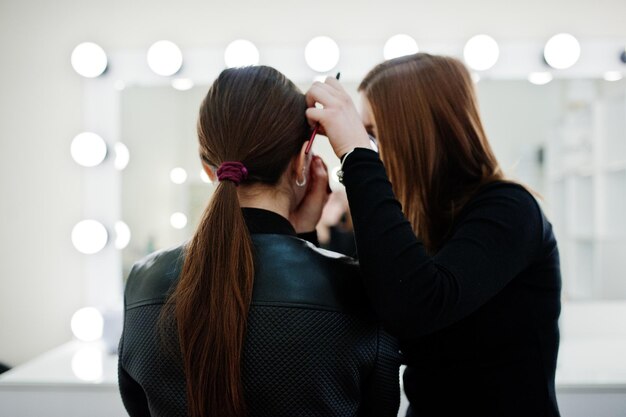 Maquilladora trabaja en su salón de estudio de rostro de belleza Mujer solicitando por maestro de maquillaje profesional Concepto de club de belleza