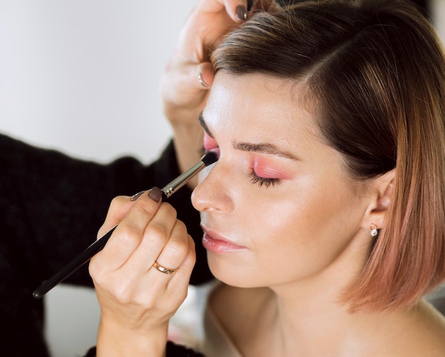 Maquillaje aplicado por estilista en modelo