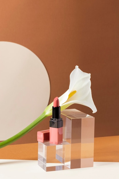 Foto gratuita maquillaje concepto con lápiz labial rosa