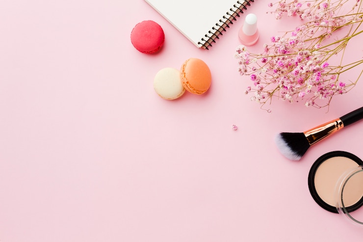 Foto gratuito maquillaje y flores copia espacio vista superior