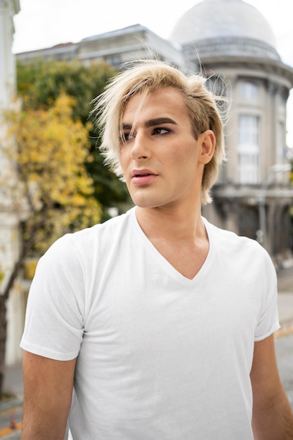 Foto gratuita maquillaje masculino al aire libre