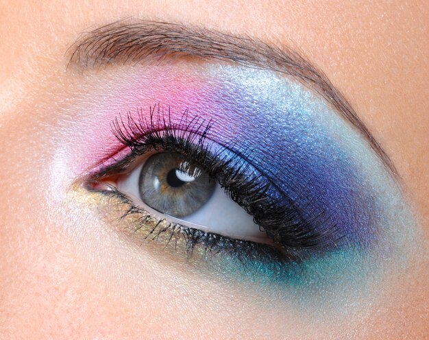 Maquillaje de moda brillante hermoso del ojo femenino - macro shot