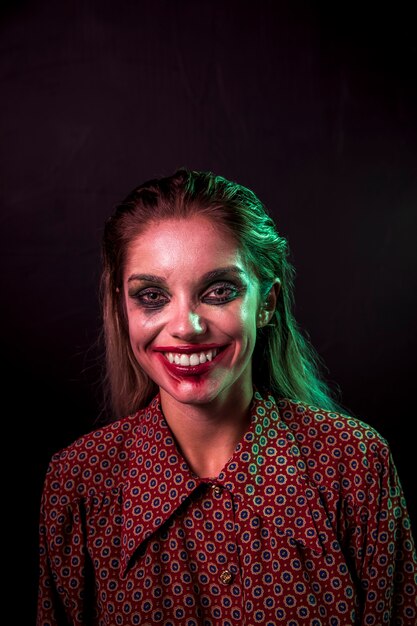 Maquillaje de mujer para halloween sonriendo