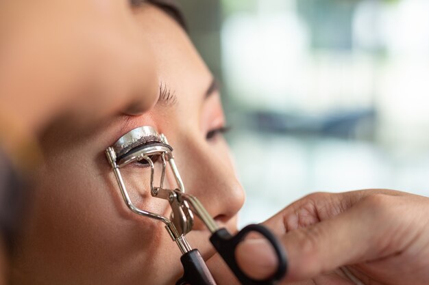 Maquillaje de niña utilizando un maquillador profesional.