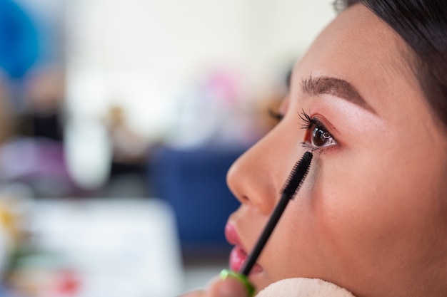 Maquillaje de niña utilizando un maquillador profesional.