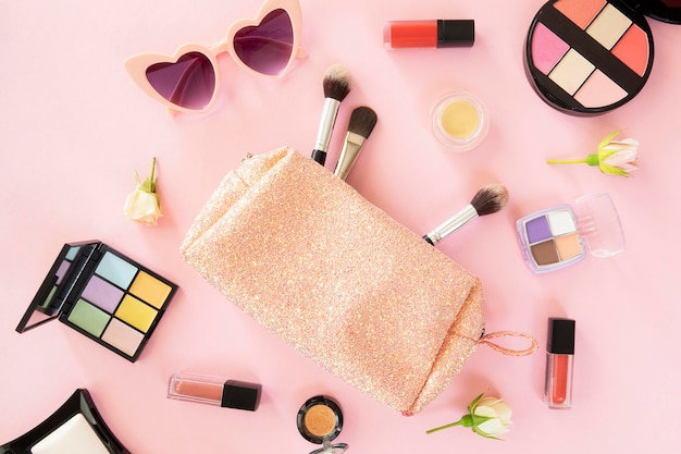 Foto gratuita maquillaje productos de belleza y bolso