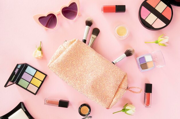 Maquillaje productos de belleza y bolso