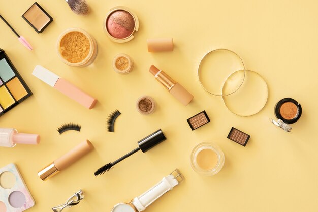 Maquillaje productos de belleza en el escritorio