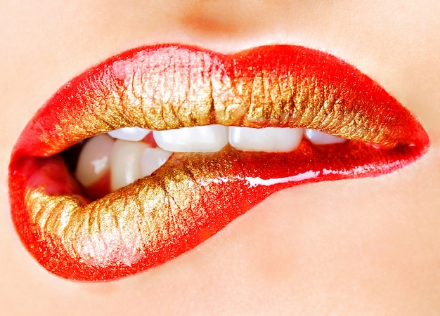 Foto gratuita maquillaje rojo dorado de moda brillante de labios humanos