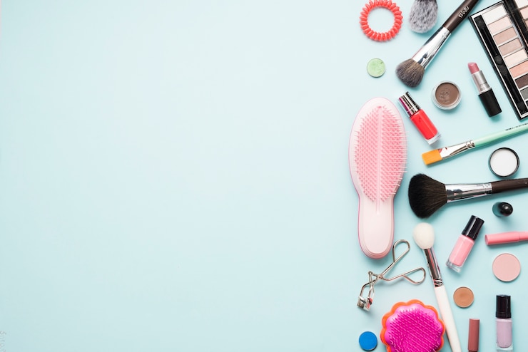 Foto gratuito maquillaje suministros cerca de peines