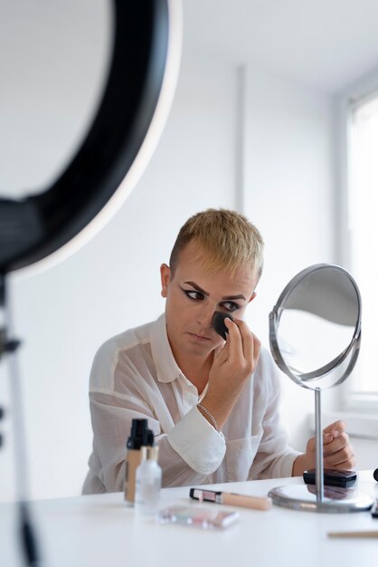 Maquillaje y transgénero de tiro medio