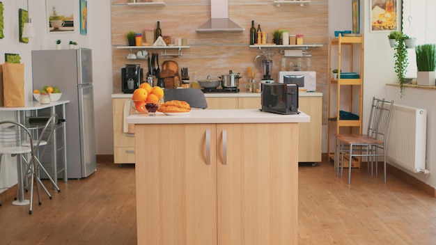 Máquina de café en la cocina sin nadie. Comedor moderno con cafetera en interior acogedor con tecnología y mobiliario, decoración y arquitectura, cómoda habitación