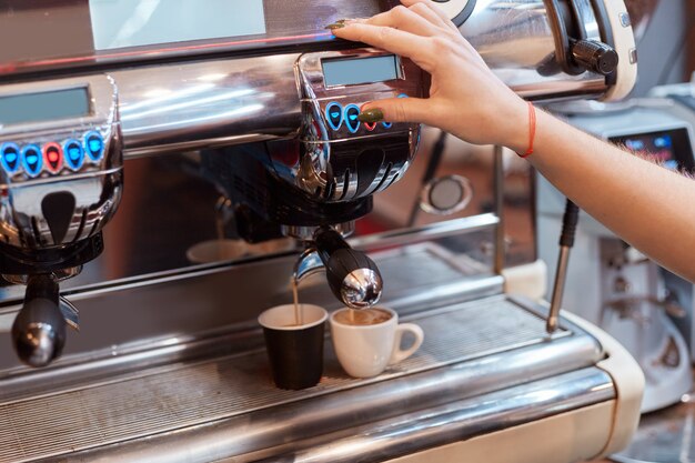 Máquina de café haciendo tazas de café