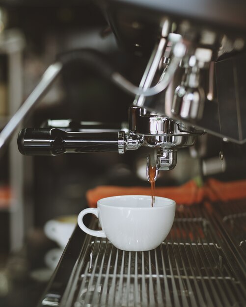 Máquina de café llenando una taza