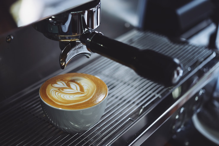 La máquina de café llenando una taza