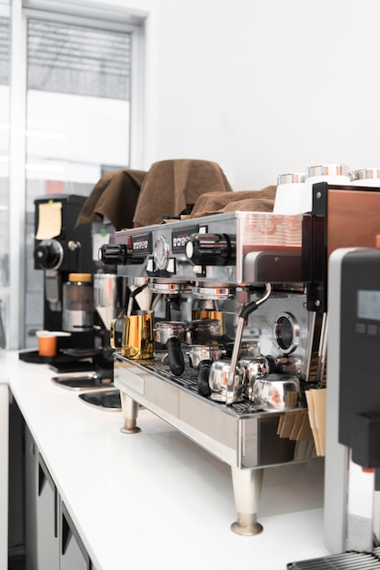 Máquina de café moderna en la cafetería.