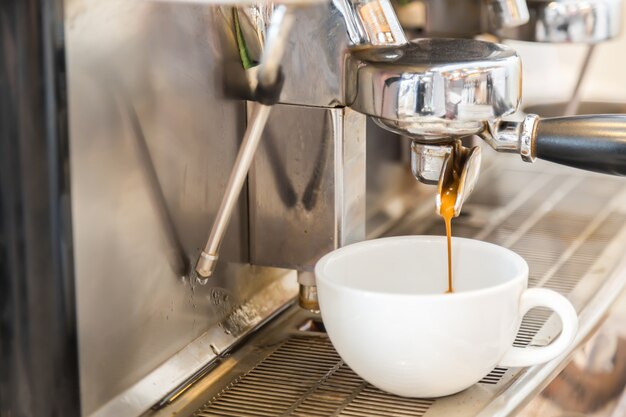 Máquina de café preparando un sabroso café