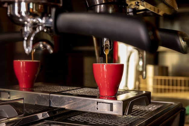 Máquina de café profesional de primer plano vertiendo líquido