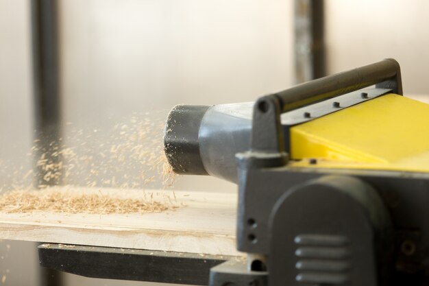 Máquina de cepillado de espesor en taller de carpintería