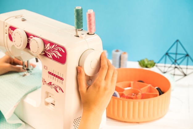 Máquina de coser con fondo azul.