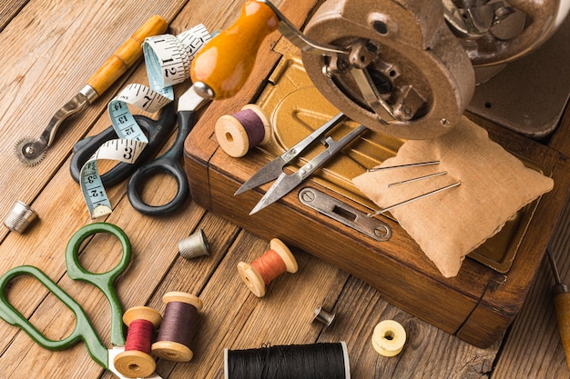 Máquina de coser vintage con hilo y tijeras