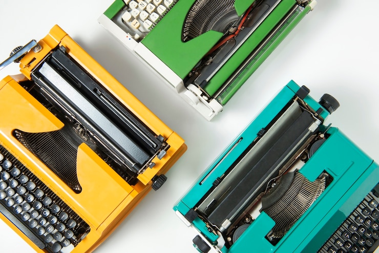 Foto gratuito máquina de escribir retro de colores vibrantes con teclado y botones