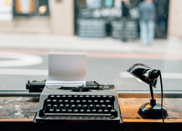Foto gratuita máquina de escribir retro con un trozo de papel