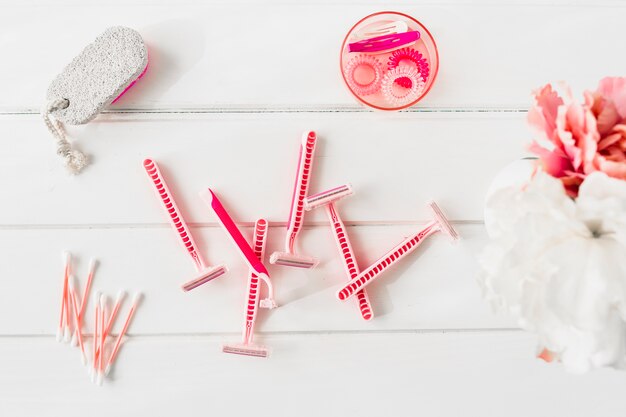 Maquinillas de afeitar desechables y elásticos para el cabello