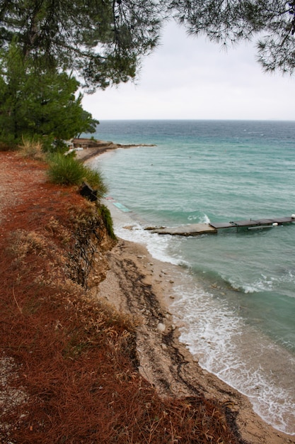 Mar Adriático rodeado por la isla de Brac bajo un cielo nublado durante el otoño en Croacia