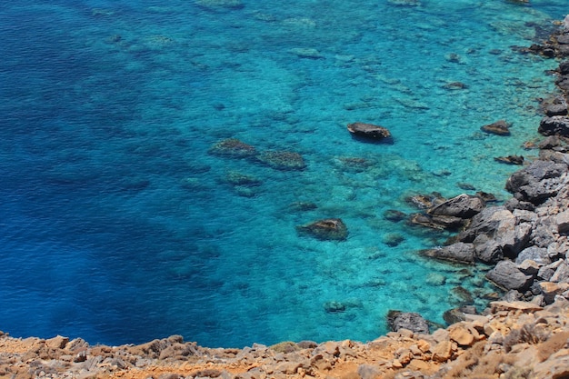 Foto gratuita mar de aguas claras cerca de las rocas durante el día