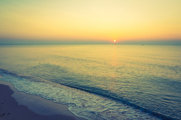 Mar al atardecer con reflejos