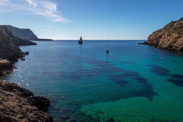 Mar azul claro y un cielo en Ibiza, España