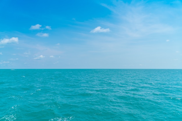 Mar azul hermoso y el cielo