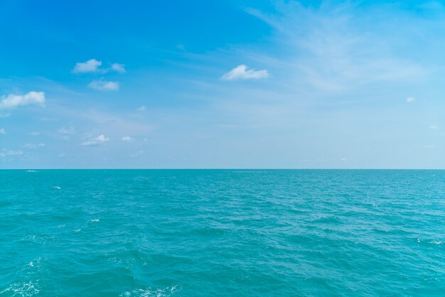 Mar azul hermoso y el cielo