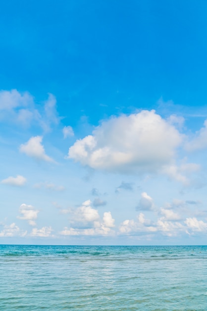 Mar azul hermoso y el cielo