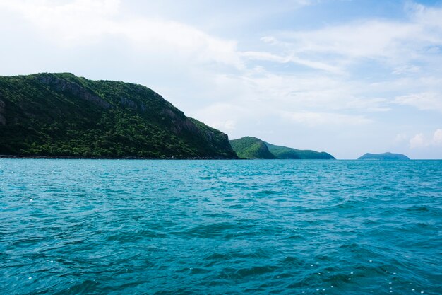 Mar azul y montaña contra el cielo