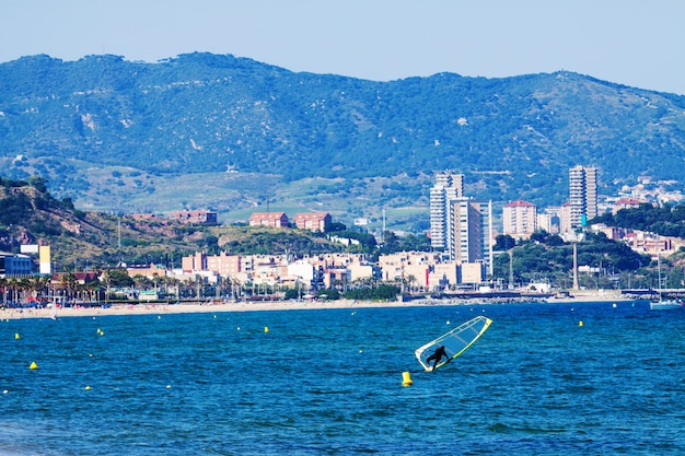 Mar en Badalona desde el mar Mediterráneo