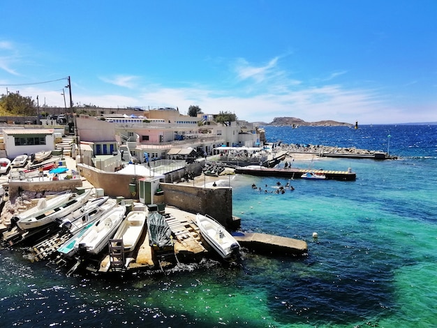 Foto gratuita mar con barcos rodeado de edificios en marsella en francia