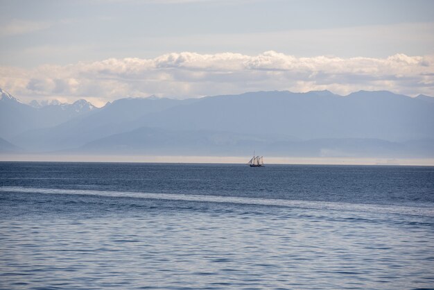 Mar en calma con un horizonte despejado capturado en un día nublado