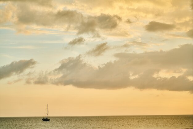 Mar con el cielo nublado