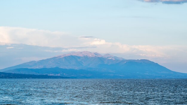 Mar Egeo y una montaña visible en la distancia en Grecia