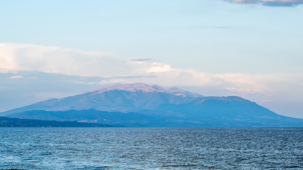 Mar Egeo y una montaña visible en la distancia en Grecia